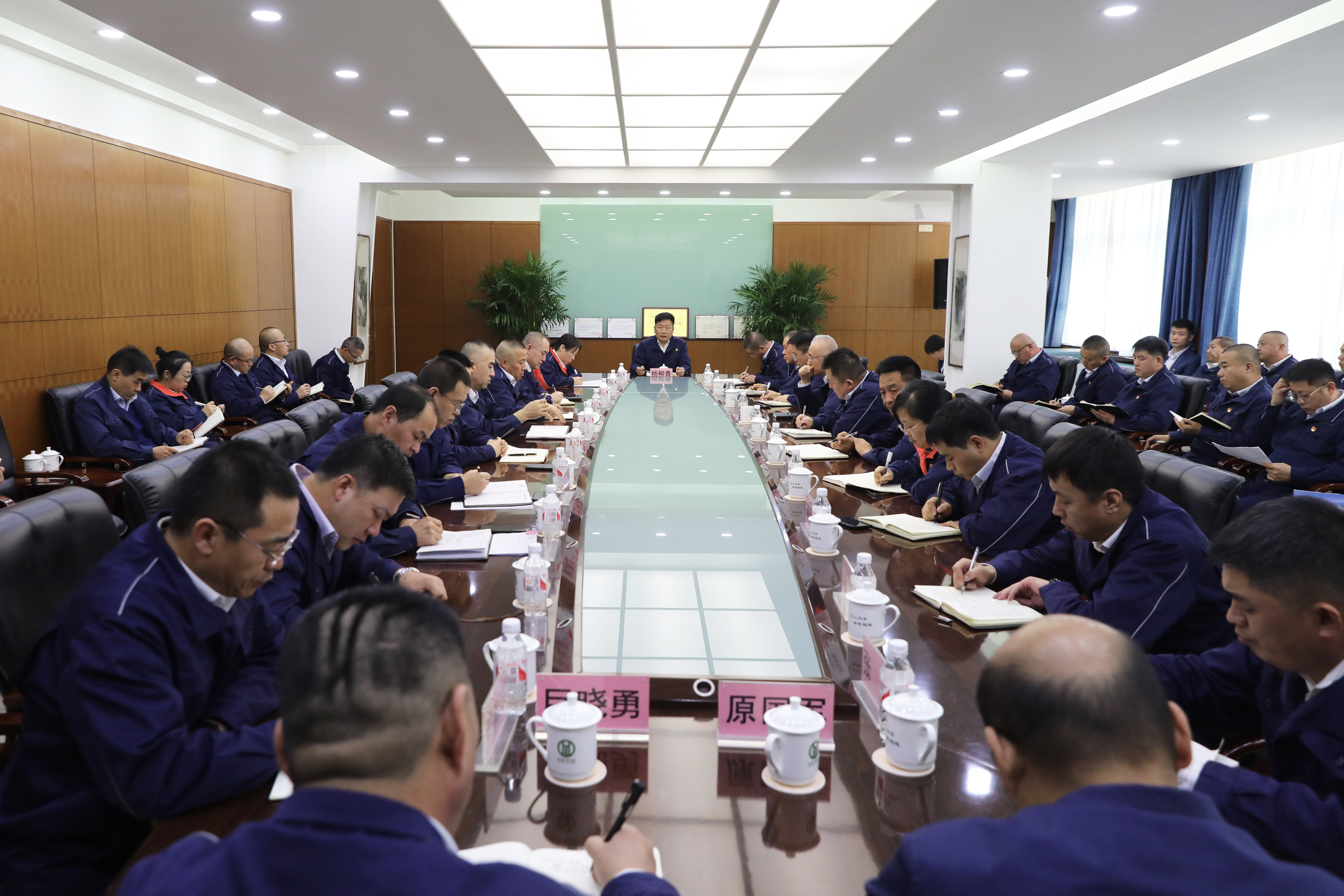 精誠團(tuán)結(jié) 順勢(shì)而為——公司召開副廠部級(jí)以上干部大會(huì)